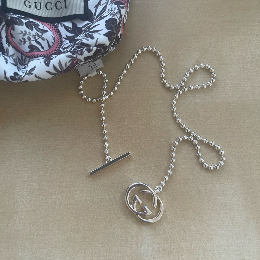 Gucci. Silver 925. New. In beautiful packaging. Clasp in front of. 15 inch-38 cm